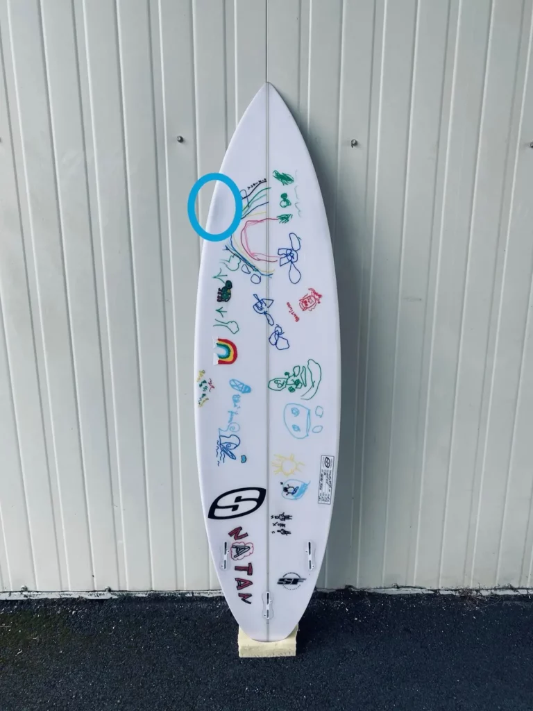 Bottom d’une planche de surf en mousse PU réparée et finie dans l’atelier FYGOO
