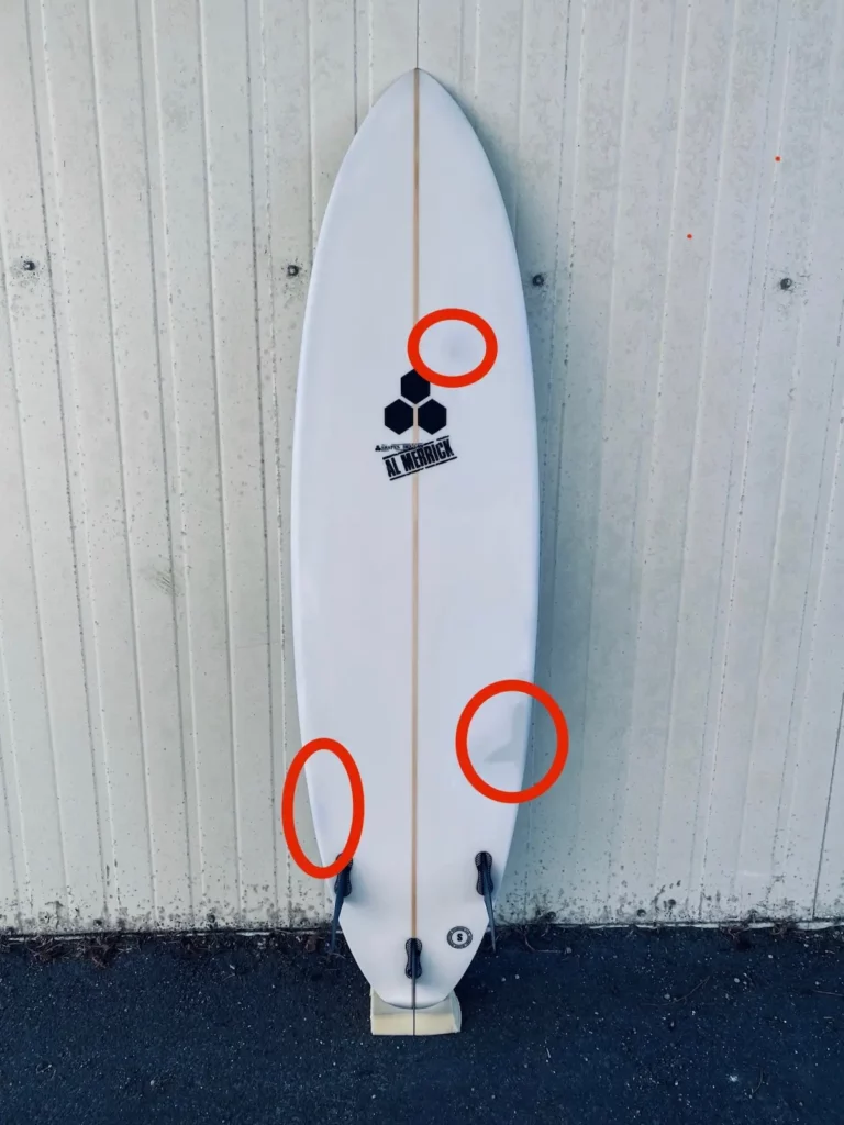 Bottom d’une planche de surf en mousse PU réparé et fini dans l’atelier FYGOO