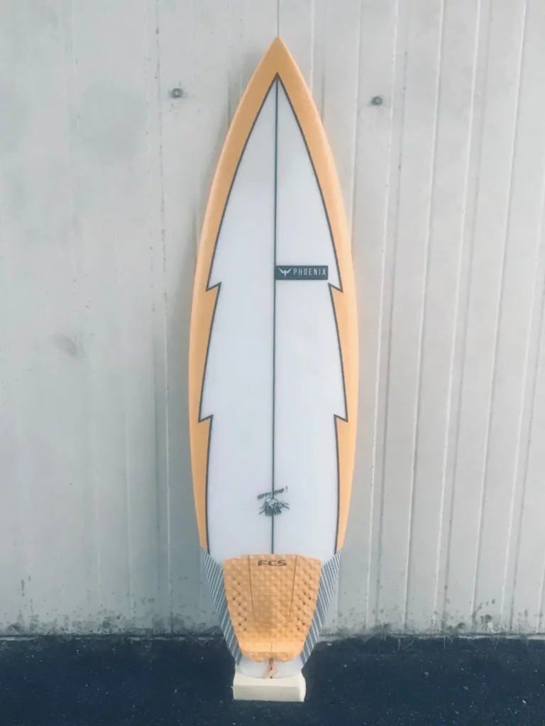 Décoration personnalisée sur une planche de surf en mousse PU réalisée dans l’atelier FYGOO