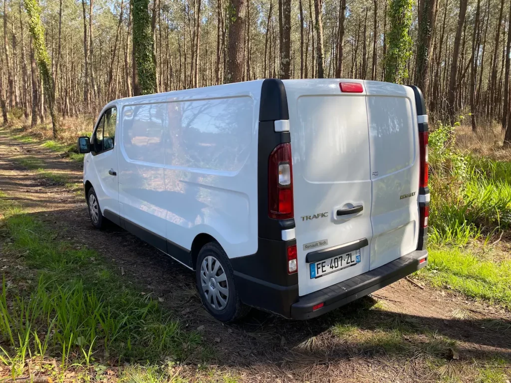 Voiture de l’atelier FYGOO à Capbreton, vue arrière complète, montrant le branding et le véhicule de service