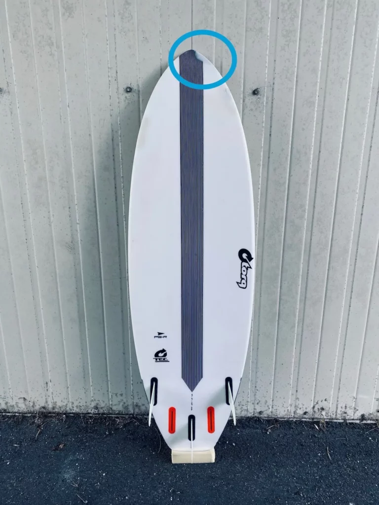 Réparation du nose d’une planche de surf en epoxy réalisée dans l’atelier FYGOO