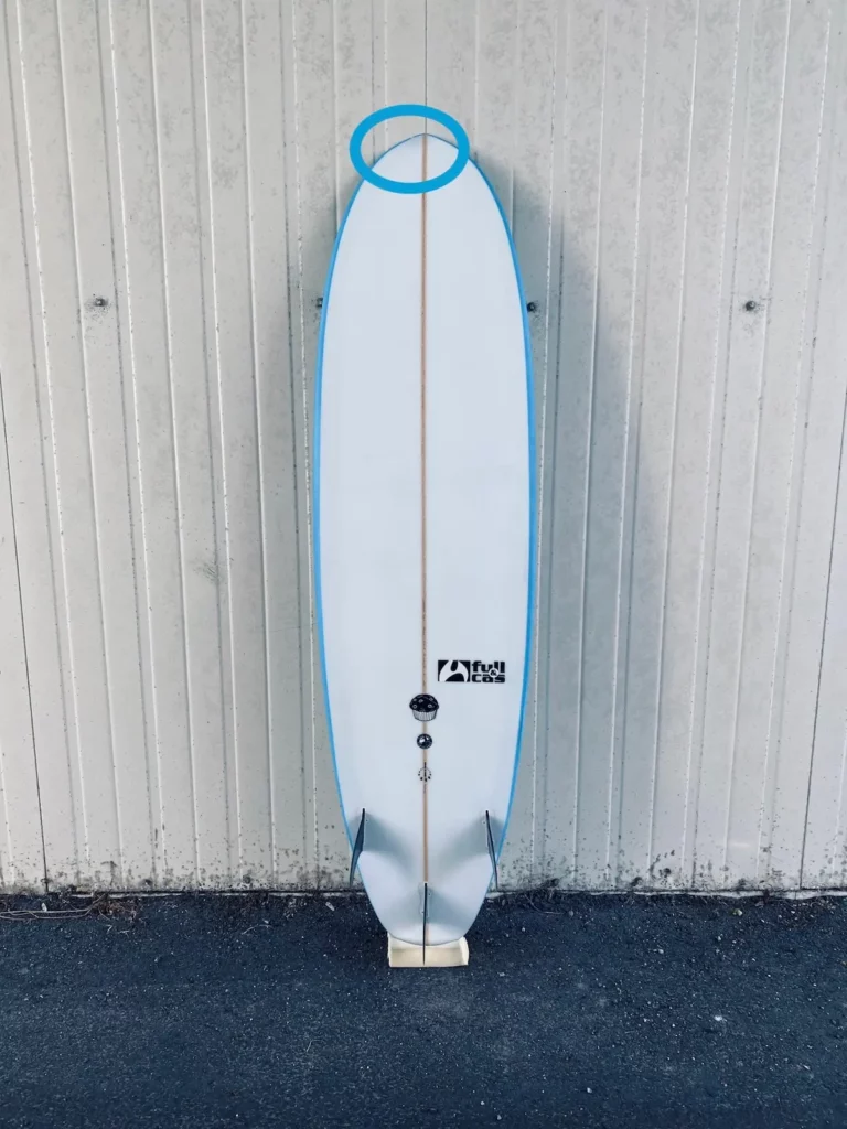 Nose d’une planche de surf en mousse PU réparé et fini dans l’atelier FYGOO