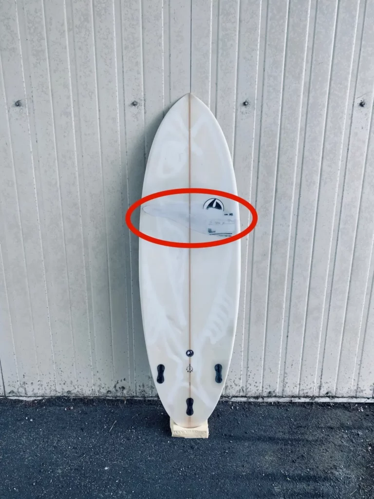 Planche de surf en mousse PU cassée avant réparation réalisée dans l’atelier FYGOO