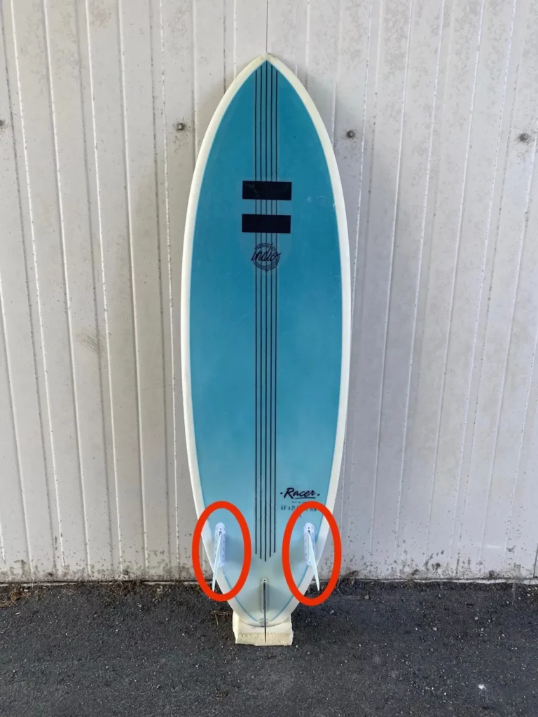 Plug d’une planche de surf en epoxy réparé et fini dans l’atelier FYGOO