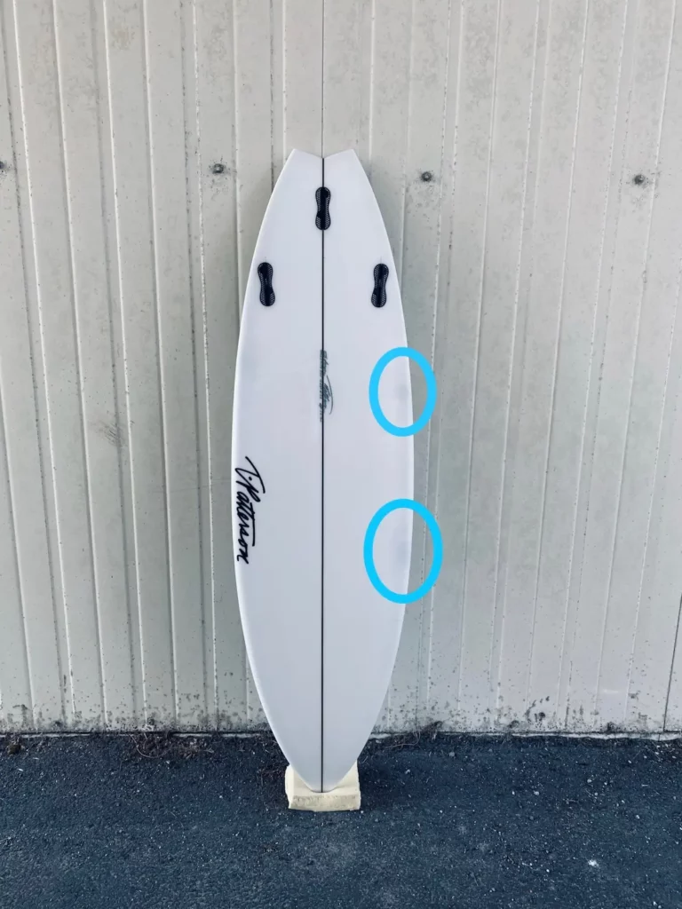 Rail d’une planche de surf en mousse PU réparé et fini dans l’atelier FYGOO