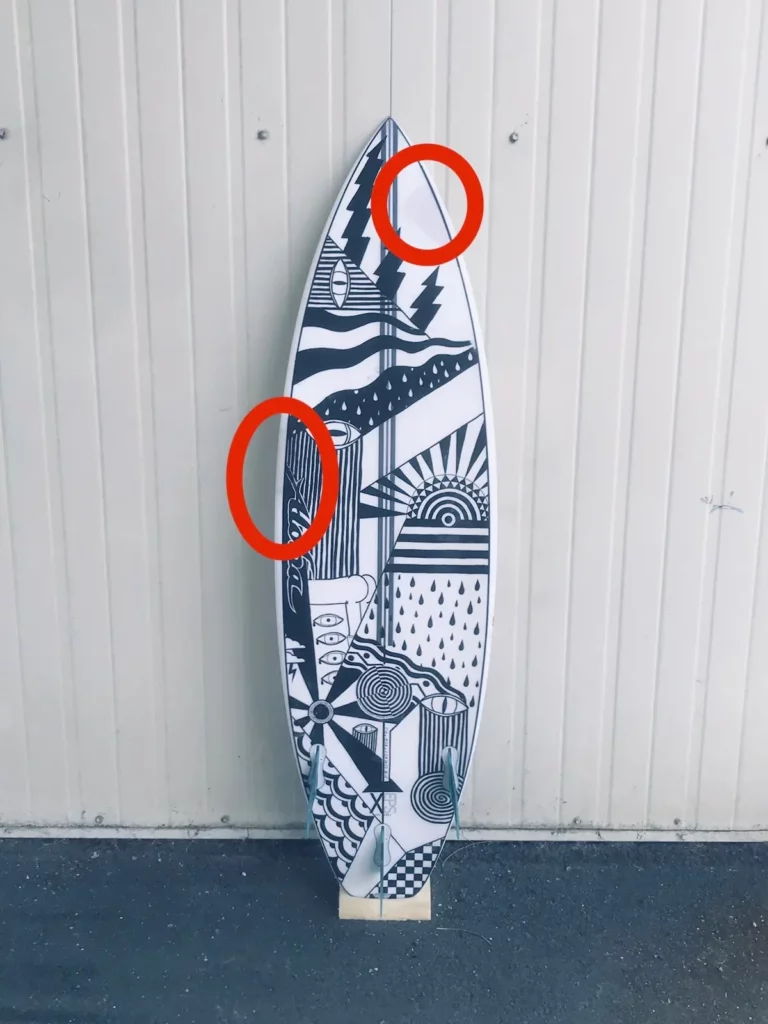 Réparation des rails d’une planche de surf en epoxy réalisée dans l’atelier FYGOO, spécialisée en réparation de planches