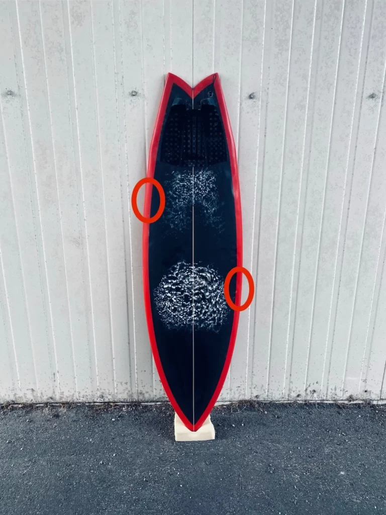 Rails d’une planche de surf en mousse PU réparés et finis dans l’atelier FYGOO