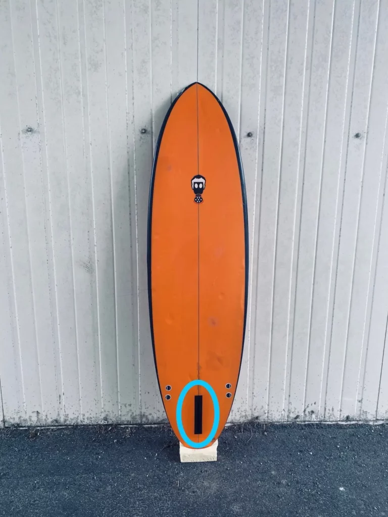 Réparation d’un plug de dérive sur une planche de surf en mousse PU réalisée dans l’atelier FYGOO