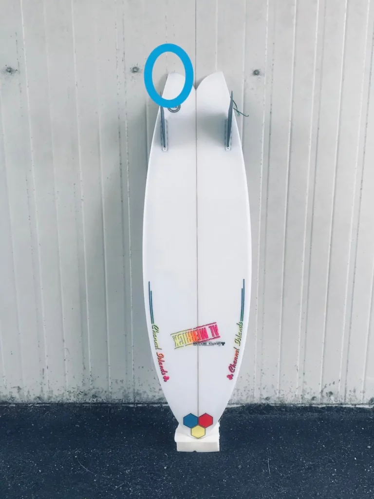 Réparation du tail d’une planche de surf en mousse PU réalisée dans l’atelier FYGOO, spécialisée en réparation de planches