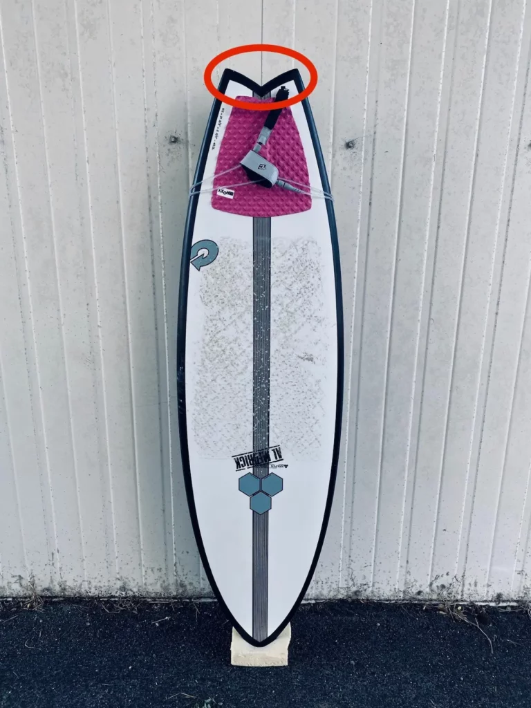 Réparation du tail d’une planche de surf en epoxy réalisée dans l’atelier FYGOO