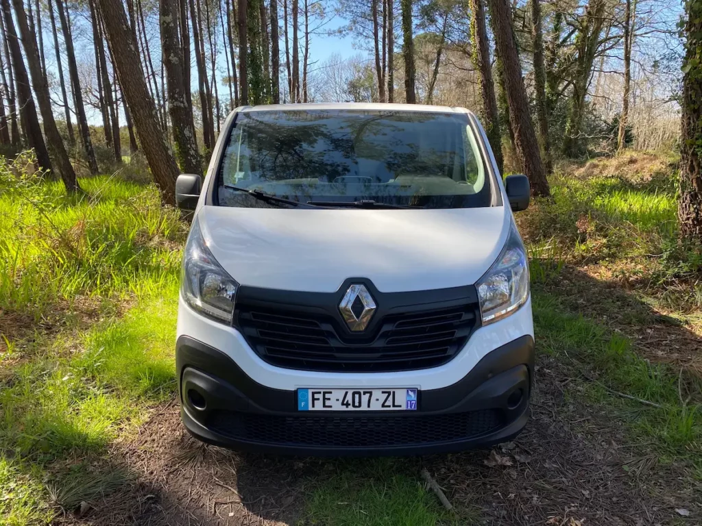 Voiture de l’atelier FYGOO à Capbreton, vue de face, véhicule de transport et visibilité de la marque